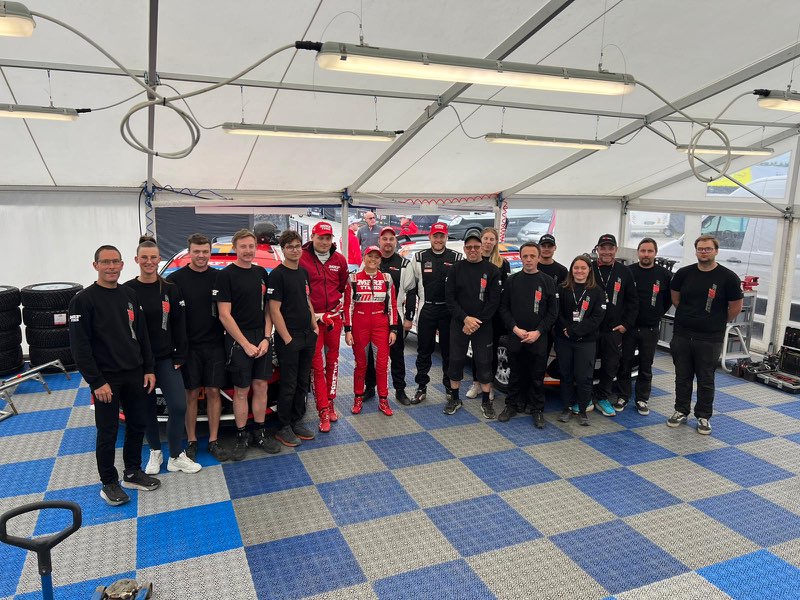 Det samlede team fra GN Motorsport, som var i aktion i det polske ERC-rally. Ditte er nummer to fra venstre.
(Foto: Ditte Kammersgaard / Morten Dam - autoMOTIV/specialpress)